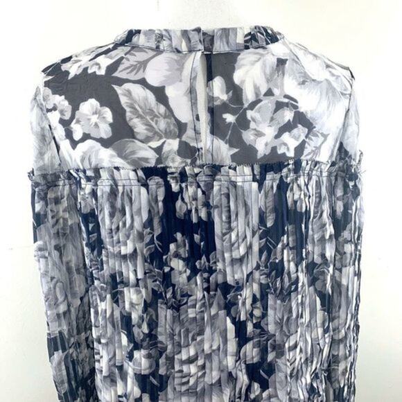 INTERMIX Charlotte Pleated Floral 100%‎ Silk Blouse Size S Top Navy Bell Sleeve - Picture 7 of 8